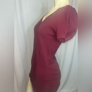 Zenana Outfitters size large maroon v neck t shirt stretch